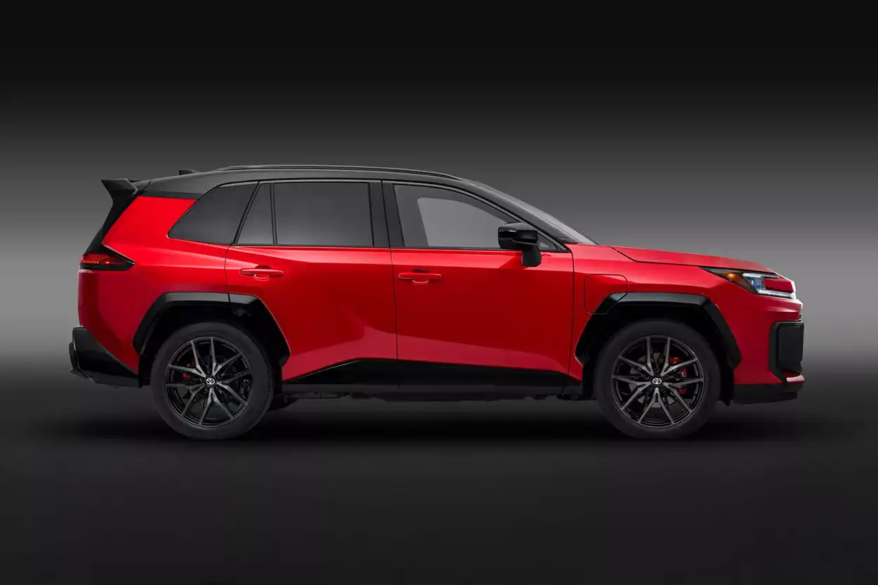 Toyota RAV4 GR Sport 2026 вид сбоку