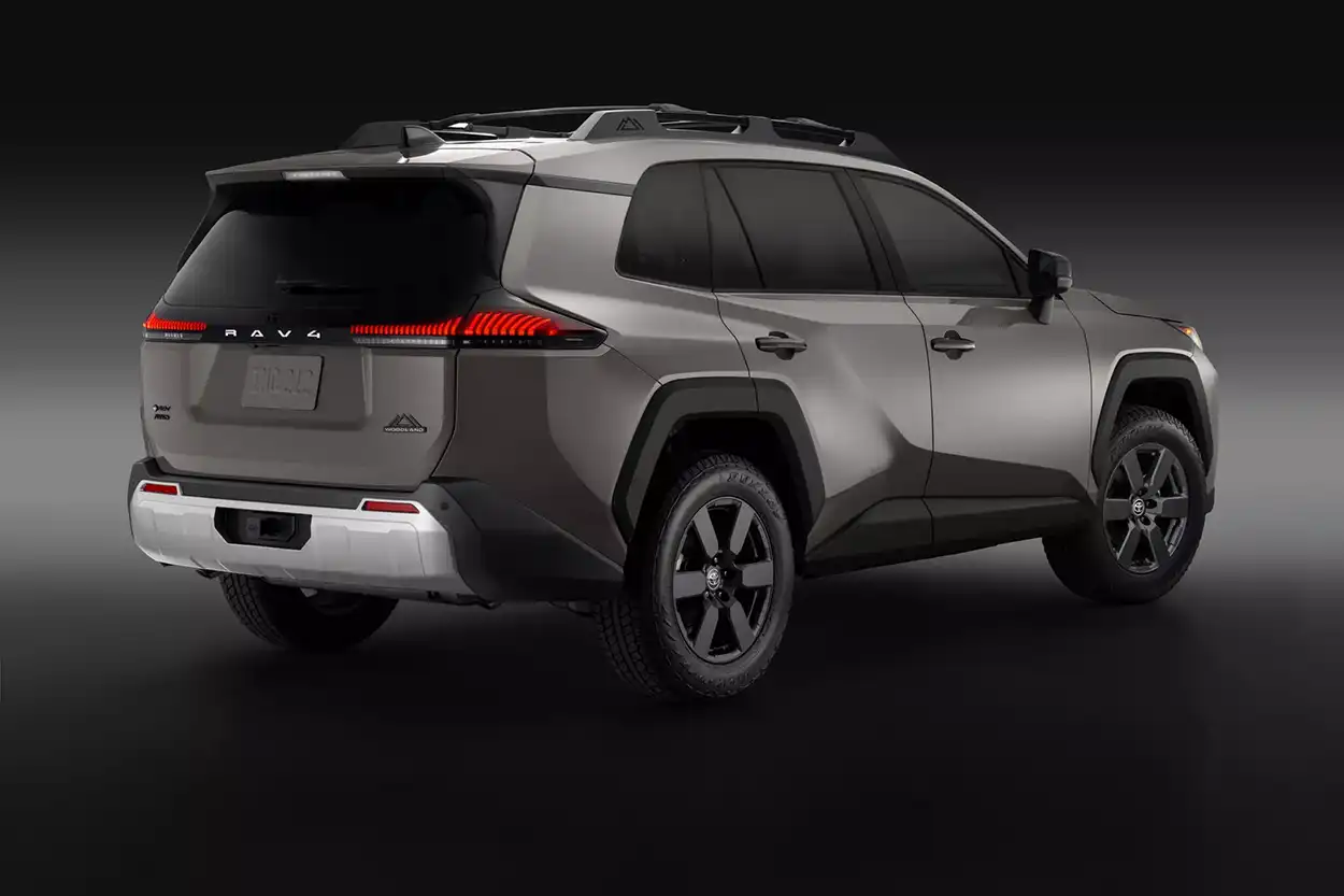 Toyota RAV4 Woodland 2026 вид сзади