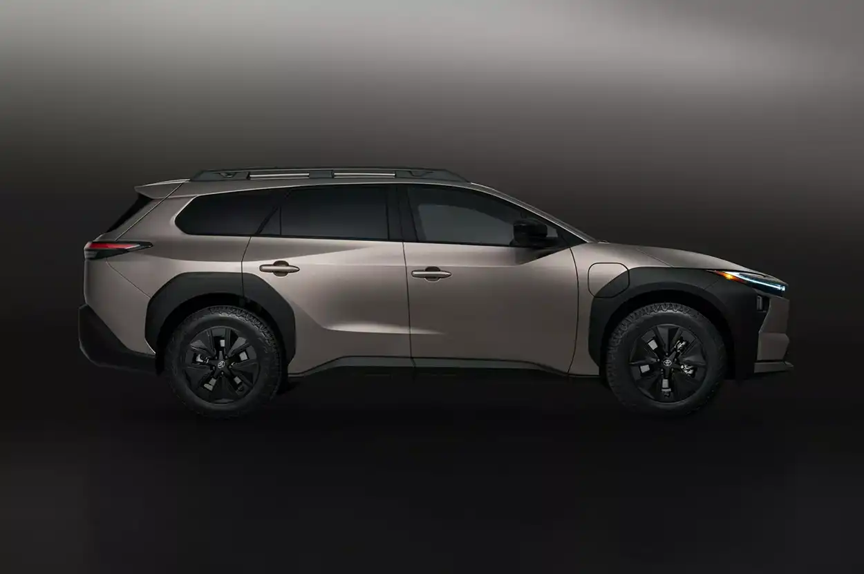 Toyota bZ Woodland 2026 вид сбоку