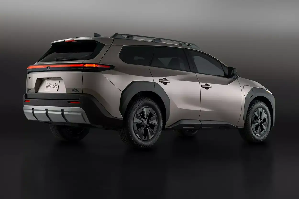 Toyota bZ Woodland 2026 вид сзади