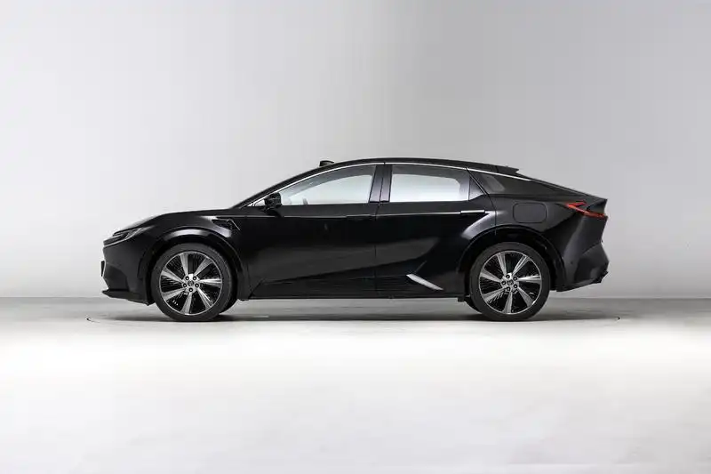 Toyota bZ5 EV вид сбоку