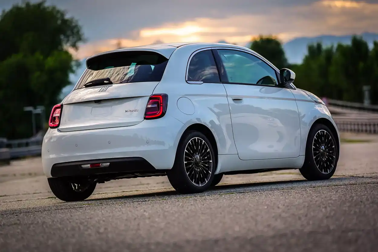 Fiat 500 Hybrid 2026 вид сзади