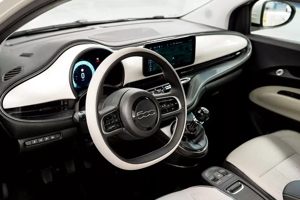 Салон Fiat 500 Hybrid 2026