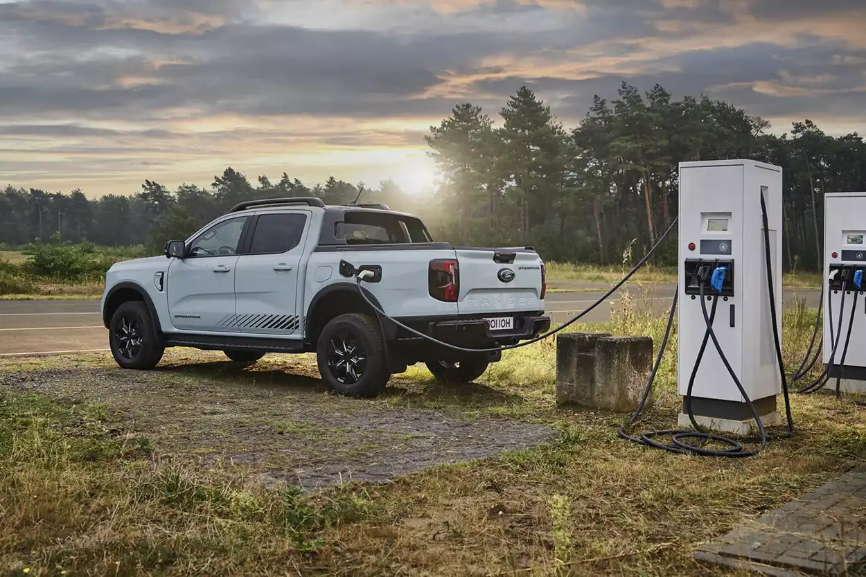Ford Ranger PHEV вид сзади