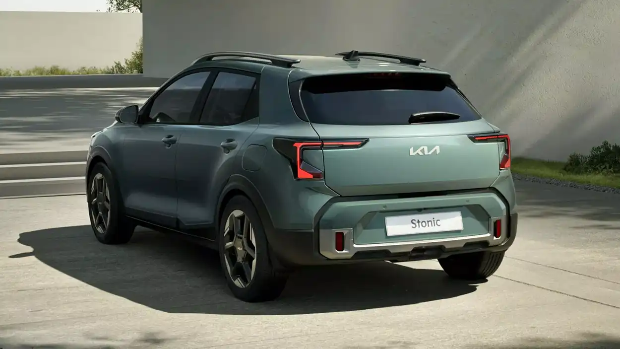 Kia Stonic 2025 вид сзади