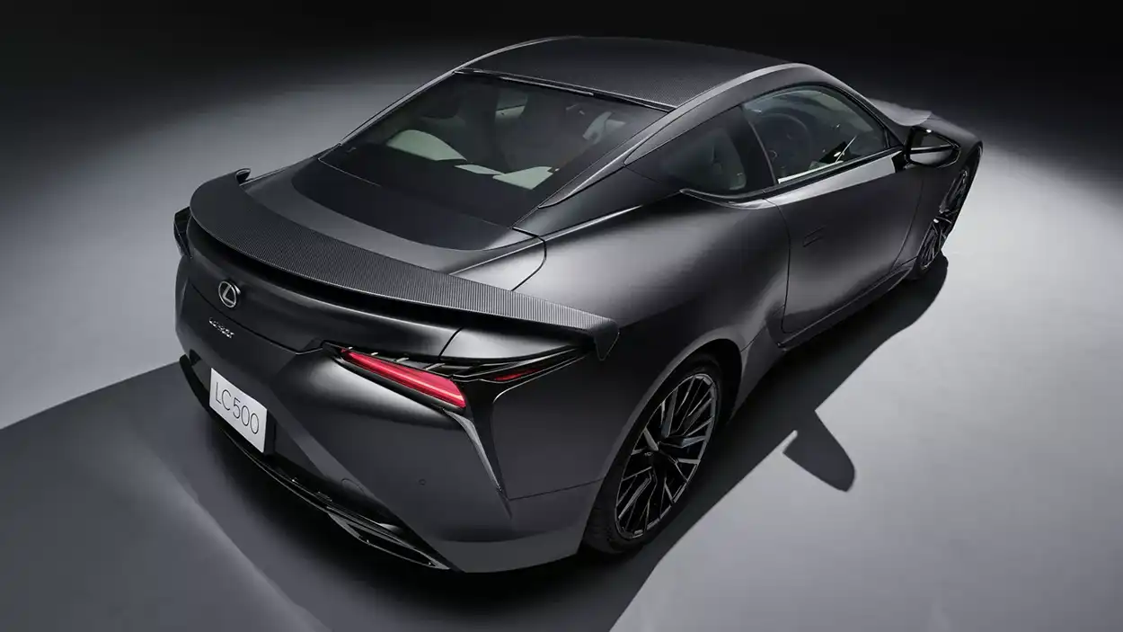 Купе Lexus LC500 2026 вид сзади