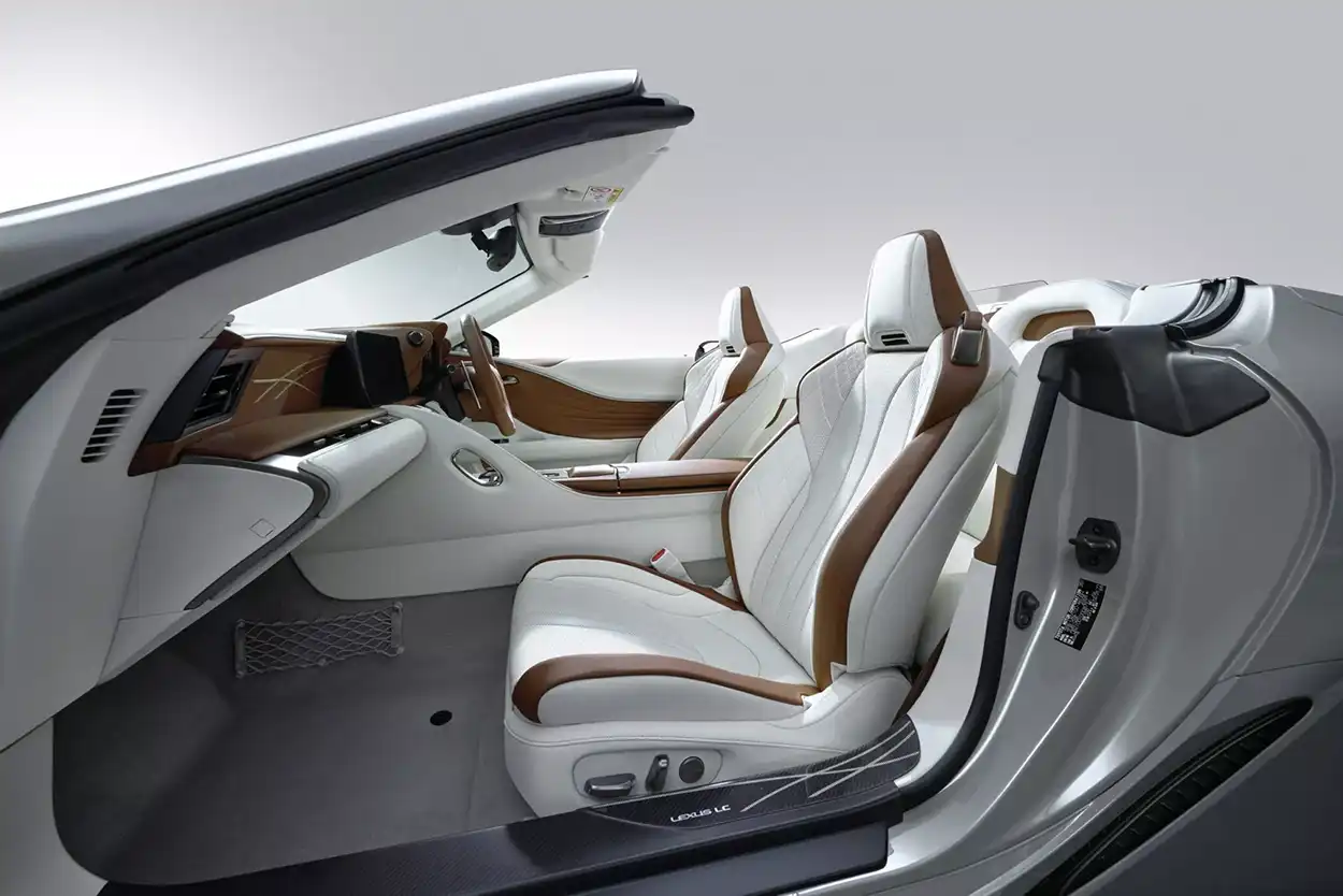 Салон кабриолета Lexus LC500 2026