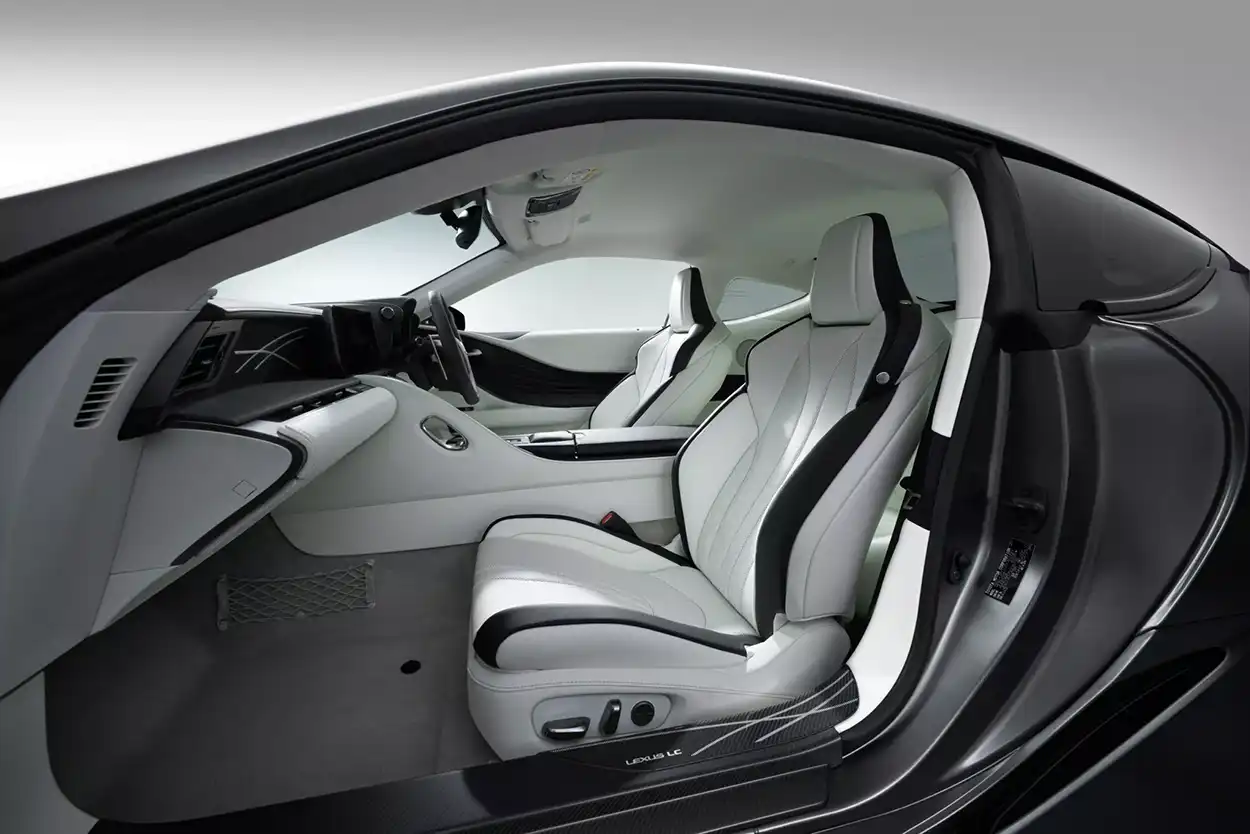 Салон купе Lexus LC500 2026