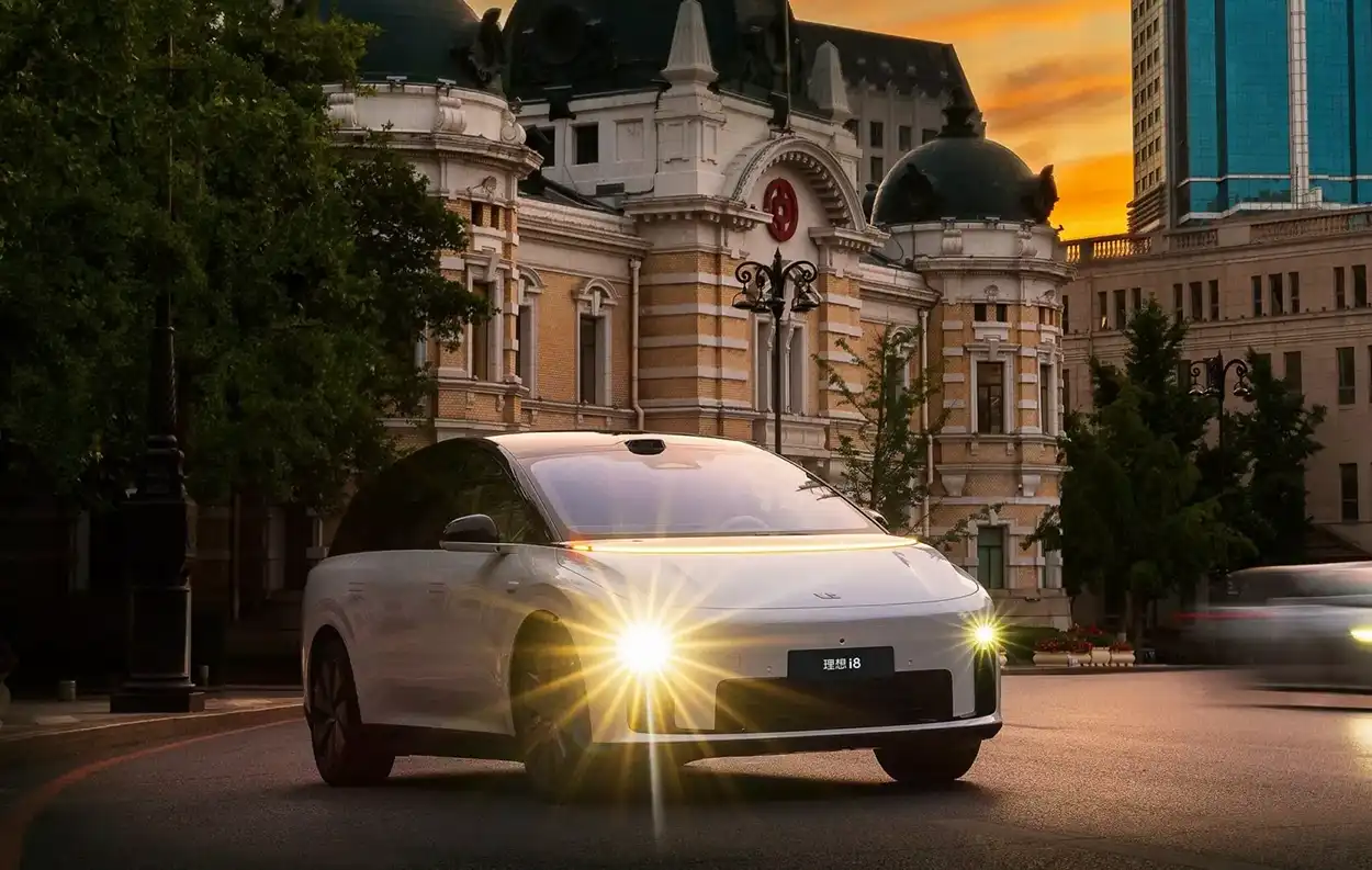 Li Auto i8 вид спереди