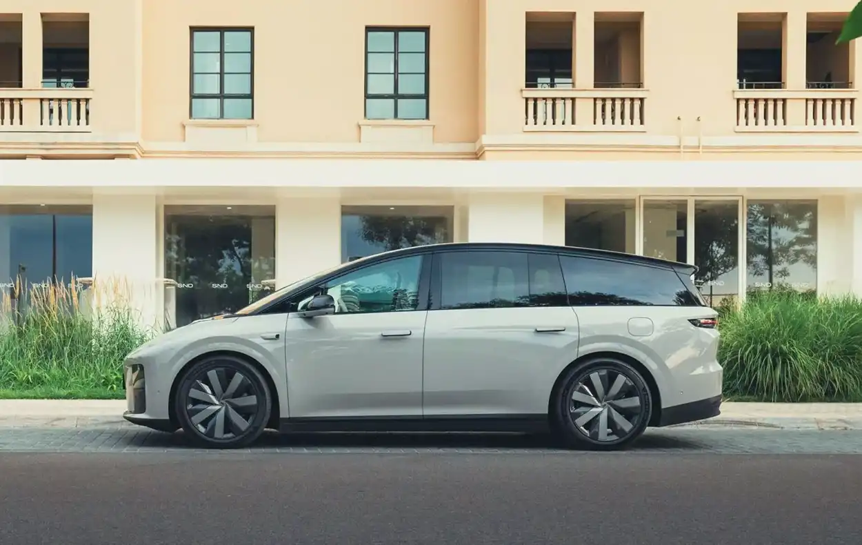 Li Auto i8 вид сбоку