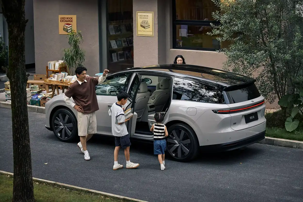 Li Auto i8 вид сзади