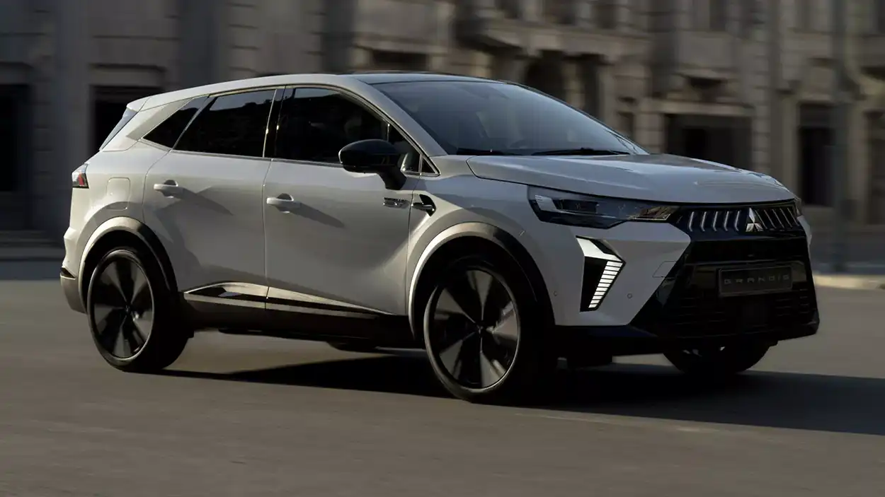 Mitsubishi Grandis вид спереди