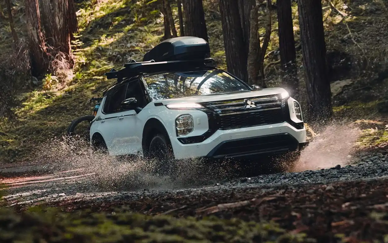 Mitsubishi Outlander Trail Edition 2026 вид спереди