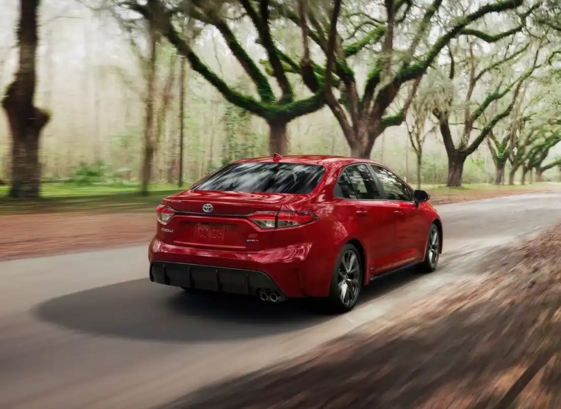 Toyota Corolla Hybrid 2026 вид сзади