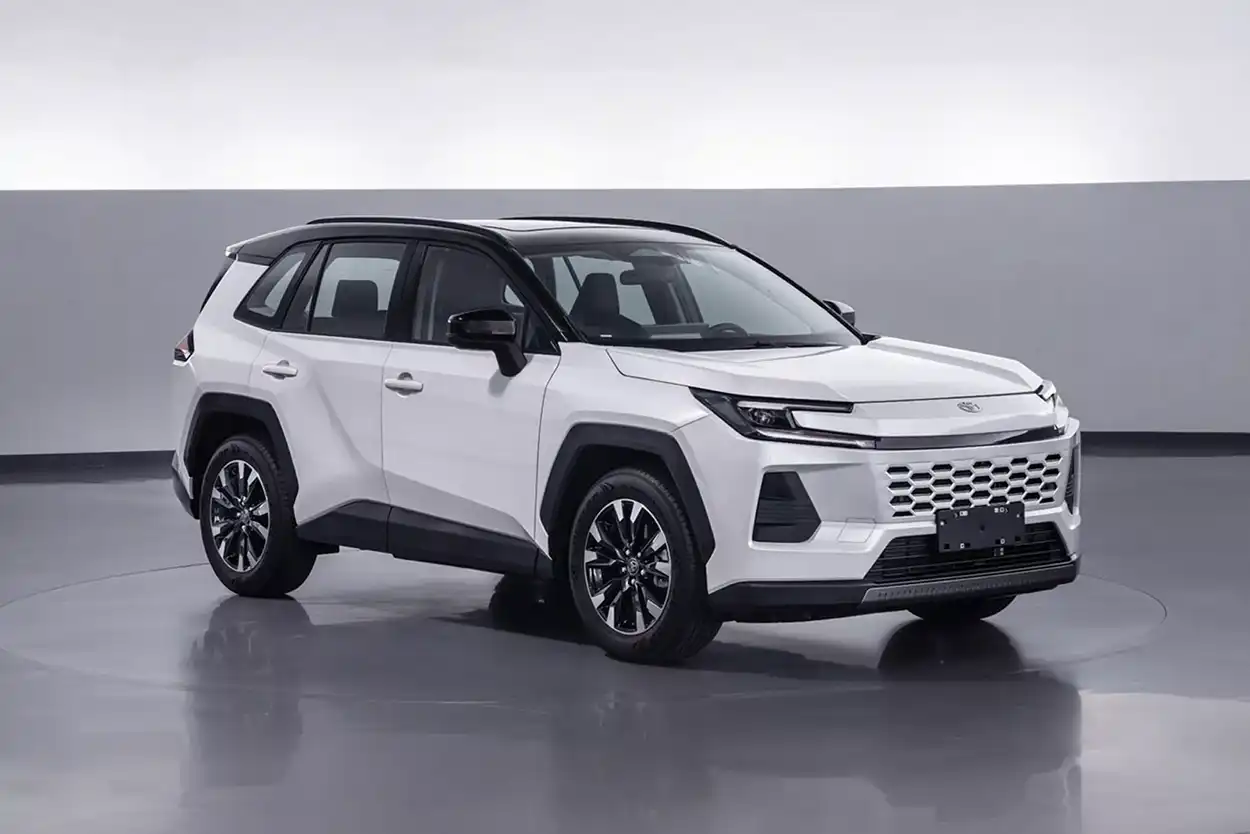 Фото Toyota Wildlander HEV вид спереди