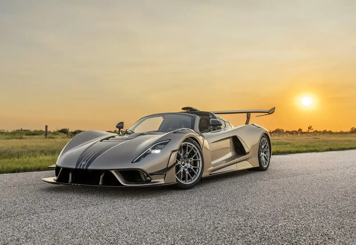 Venom F5 Revolution LF вид спереди