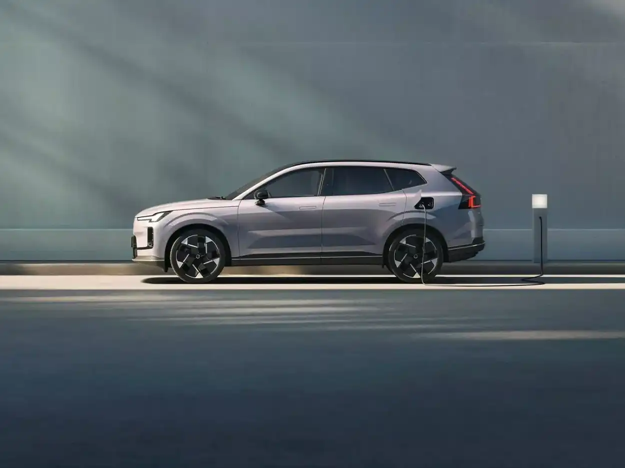 Volvo XC70 2026 вид сбоку