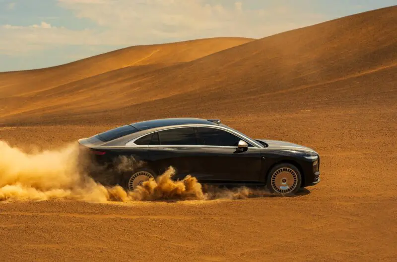 Voyah Passion L PHEV 2026 вид сбоку