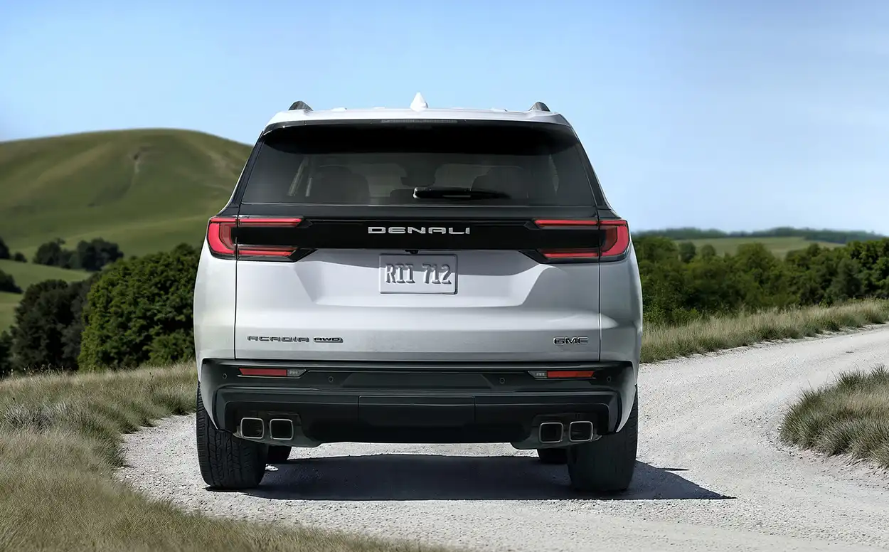 GMC Acadia Denali Ultimate 2026 вид сзади
