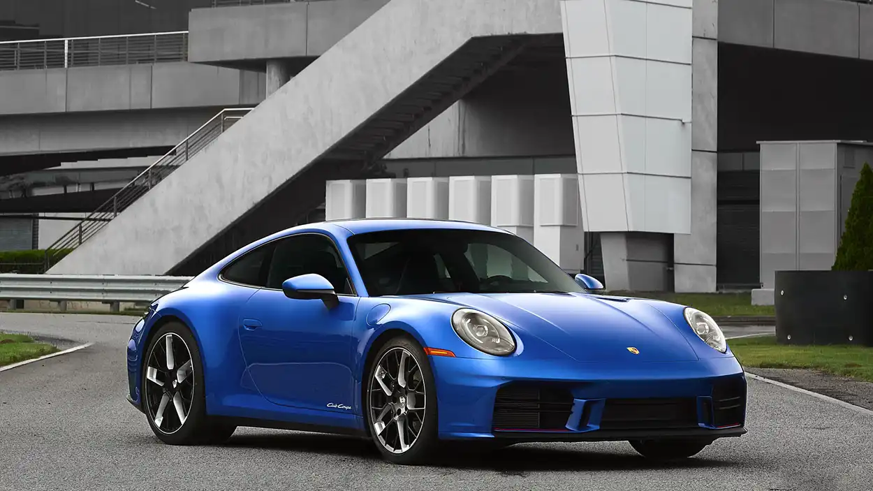 Porsche 911 Carrera T Club Coupe 2026 вид спереди