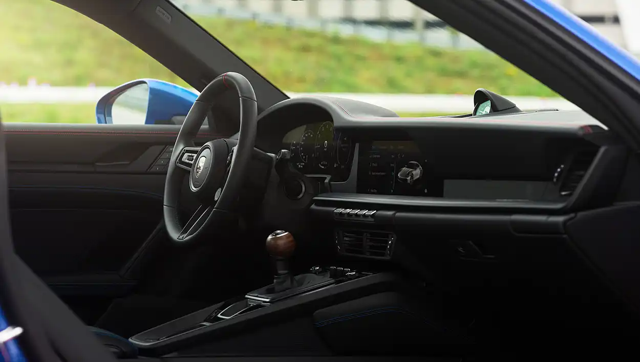 Салон Porsche 911 Carrera T Club Coupe 2026