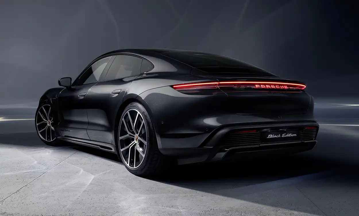 Porsche Taycan Black Edition 2026 вид сзади