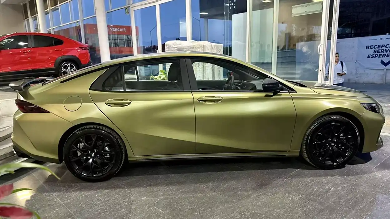 Dodge Attitude GT Green Hornet Edition 2026 вид сбоку