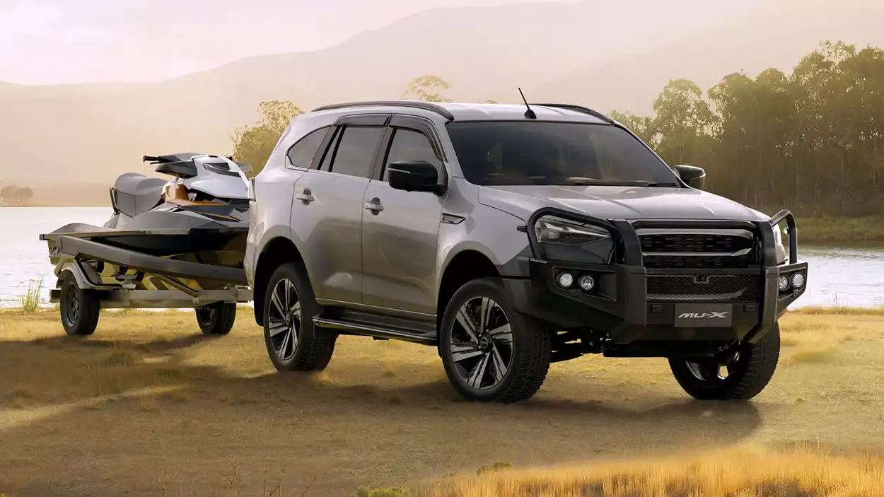 Isuzu MU-X Tour Mate вид спереди