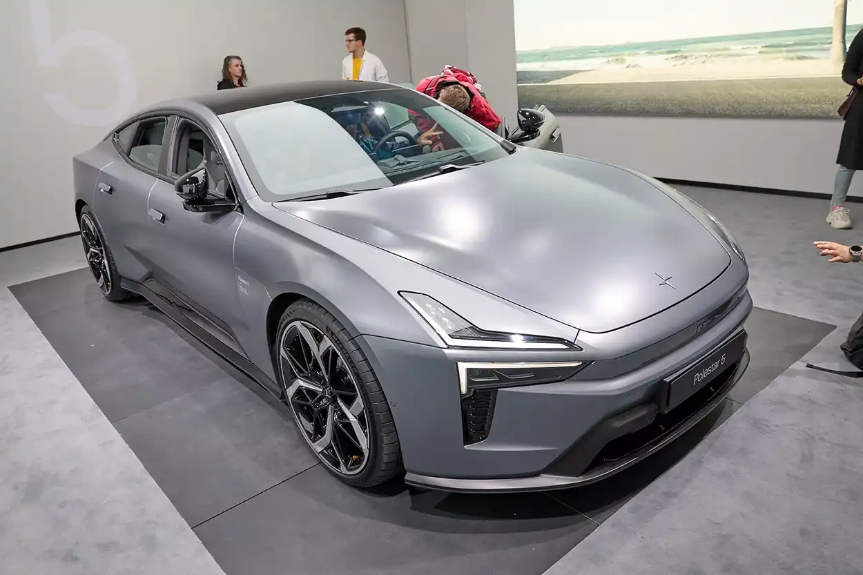 Polestar 5 2026 вид спереди
