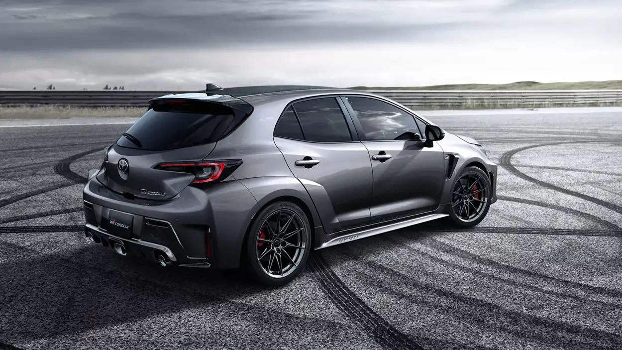 Toyota GR Corolla 2026 вид сзади