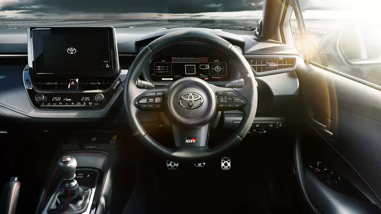 Интерьер Toyota GR Corolla 2026