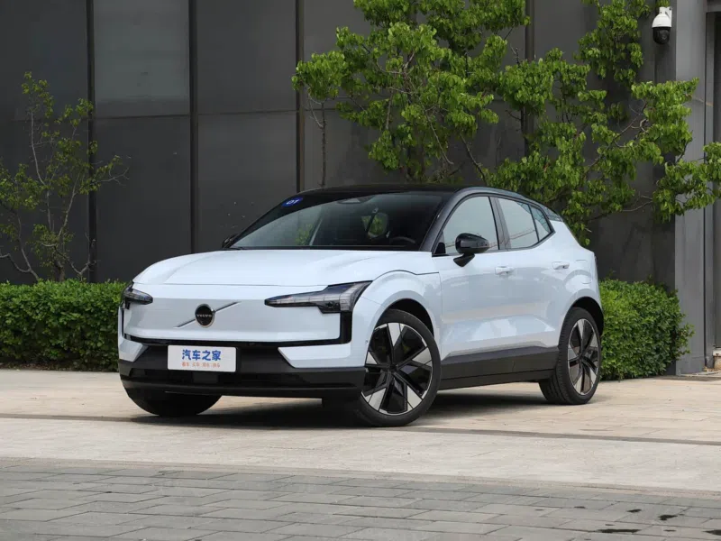 Volvo EX30 2026 вид спереди