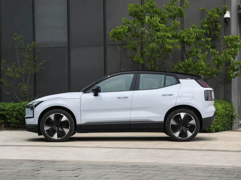 Volvo EX30 2026 вид сбоку