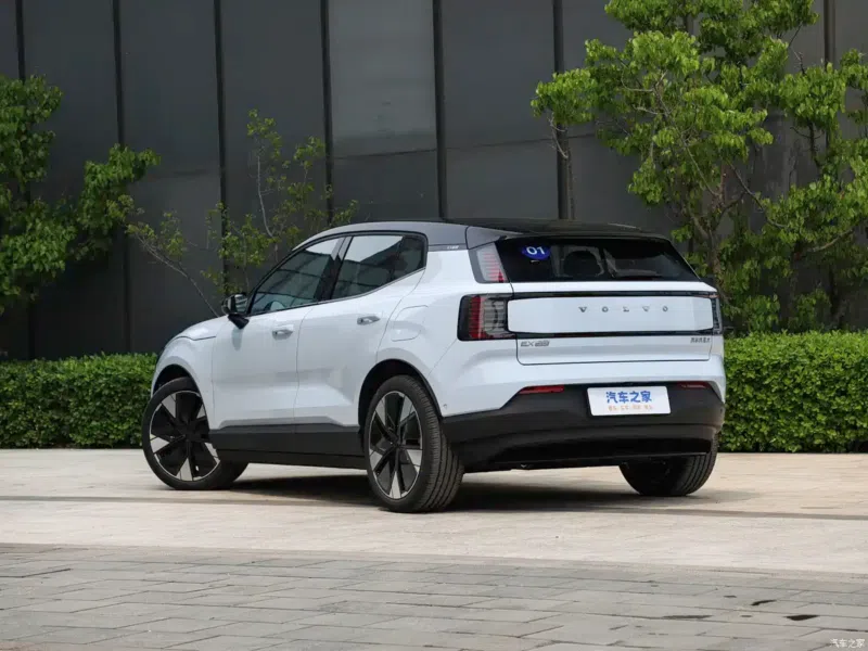 Volvo EX30 2026 вид сзади