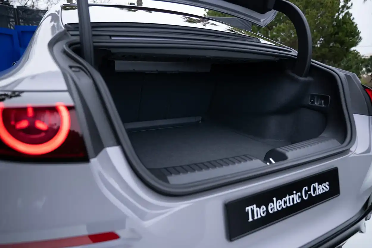 Задний багажник Mercedes-Benz C-Class Electric 2026