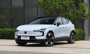 Volvo EX30 2026 вид спереди