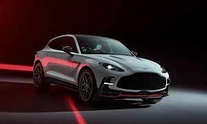 Aston Martin DBX S вид спереди