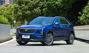 Фото Cadillac XT4 2025 ид спереди