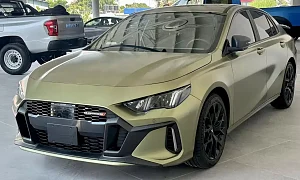 Dodge Attitude GT Green Hornet Edition 2026 вид спереди