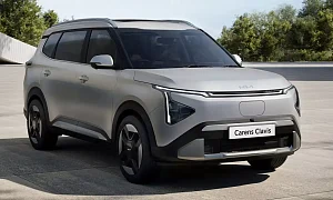 Kia Carens Clavis EV вид спереди