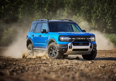 Внедорожник Ford Bronco Sport 2025 вид спереди